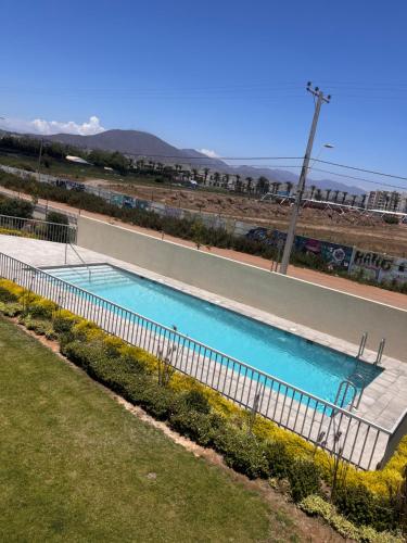 Depto a pasos de la playa 5-6 personas - La Serena في لا سيرينا: مسبح حوله سياج