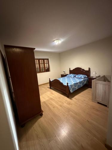 una camera da letto con un letto e un pavimento in legno di Casa Lima a Mindelo
