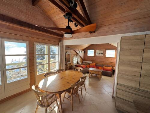 une salle à manger avec une table, des chaises et un canapé dans l'établissement Rare Ski Apartment Chalet Flaine, à Arâches-la-Frasse
