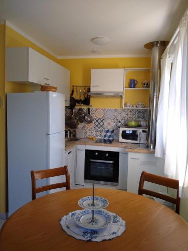 une cuisine avec une table avec une assiette dessus dans l'établissement Appartement indépendant à la campagne, à Cézac