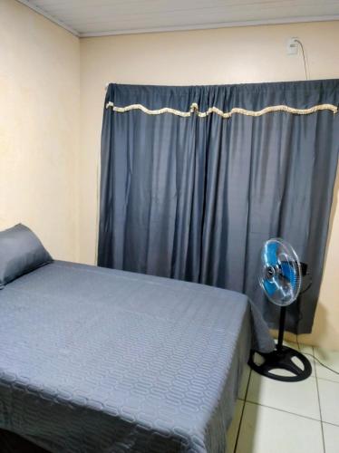 una camera con letto e finestra con ventilatore di Casa completa a Dom Pedrito