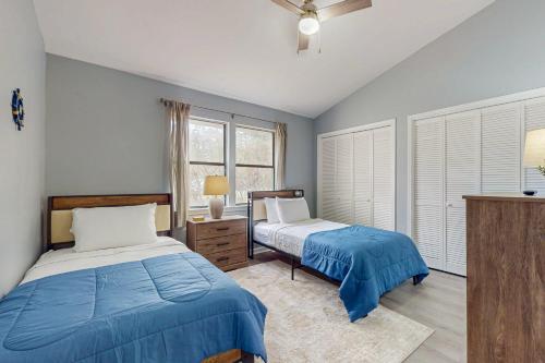 En eller flere senge i et værelse på Water Street Beauty