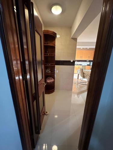 un corridoio con una porta che conduce a una stanza di Casa Lima a Mindelo