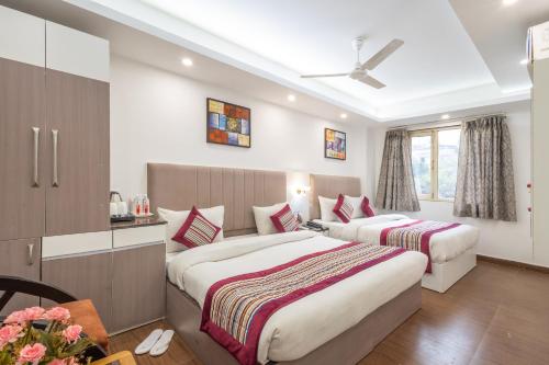 Postel nebo postele na pokoji v ubytování Hotel The Gold Inn - Karol Bagh Delhi