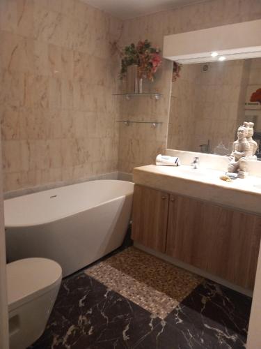 une salle de bain avec une baignoire, des toilettes et un lavabo dans l'établissement Jo Malone, à Cannes