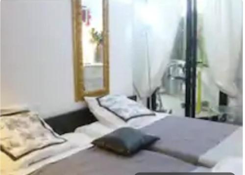 Cette chambre comprend un lit avec un objet noir. dans l'établissement Jo Malone, à Cannes