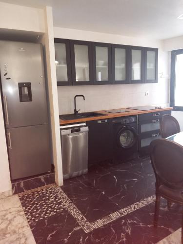 Il comprend une cuisine équipée d'un évier et d'un lave-linge/sèche-linge. dans l'établissement Jo Malone, à Cannes