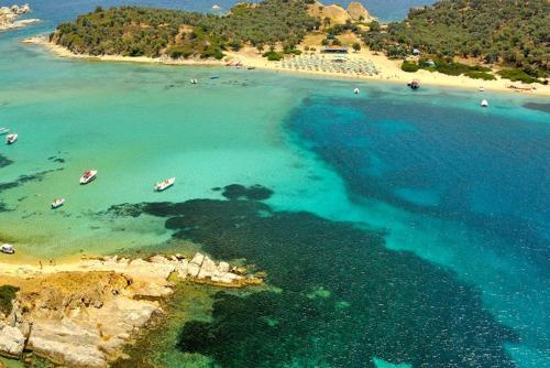 an aerial view of a beach with boats in the water at Ενοικιαζόμενα δωμάτια Μπλέντι in Ouranoupoli