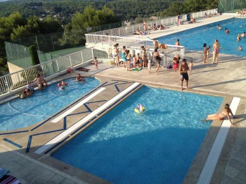 un groupe de personnes dans une piscine dans l'établissement Beau duplex au calme en pleine nature avec piscine, à Mougins