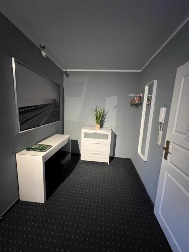 a room with a tv and a white dresser with a tvictericter at Bett4-you Pinneberg - Prisdorf in Prisdorf