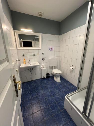 a bathroom with a toilet and a sink at Bett4-you Pinneberg - Prisdorf in Prisdorf