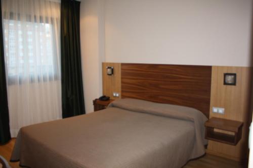 سرير أو أسرّة في غرفة في Hotel Mar de Plata