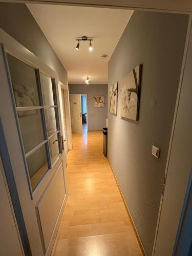 a hallway of a house with a door and wooden floors at Bett4-you Pinneberg - Prisdorf in Prisdorf