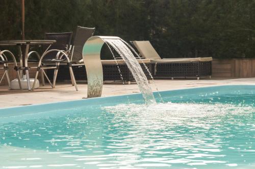 a water fountain in a swimming pool at Dunen Hotel in Piranhas