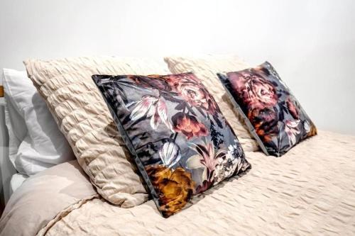 - 2 oreillers au-dessus du lit dans l'établissement Cosy aparthotel Downtown, à Sète