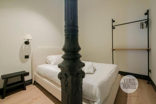 a black pole in a room with a bed at Dulce descanso para 10, ven a Duque de Rivas 8 E3 in Madrid