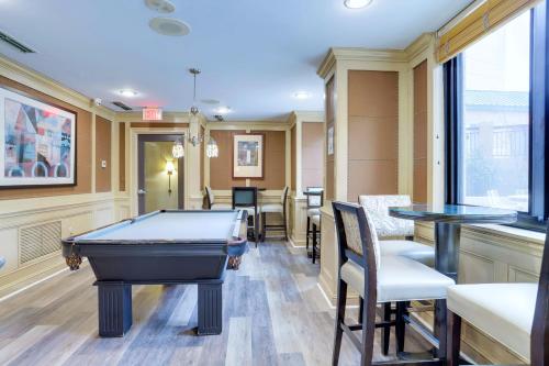 Gambar di galeri bagi Charming Apartment with Top Amenities di Arlington