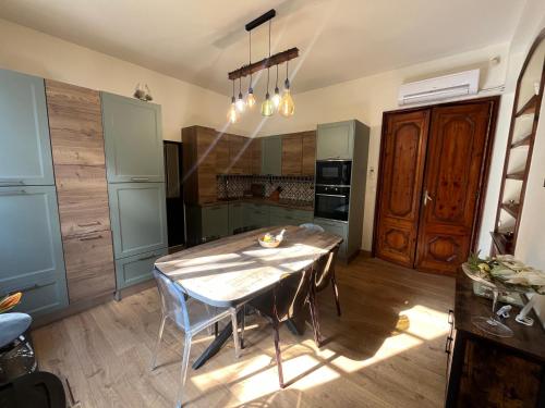 Kuchyň nebo kuchyňský kout v ubytování RDC maison de maitre pour 6 personnes avec piscine et jacuzzi