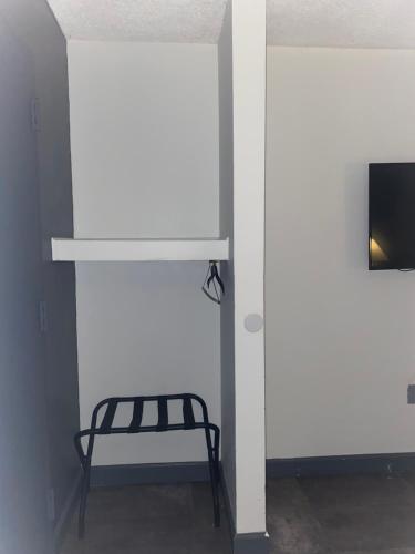 Cama ou camas em um quarto em Hotel 10 Extended Stay