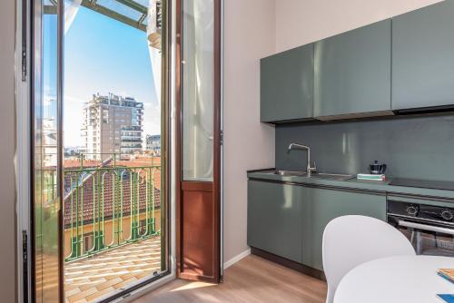 Modern Apt for 4 in Historical Building - Duomo View