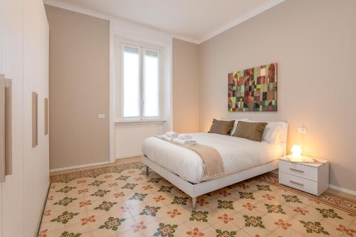 Modern Apt for 4 in Historical Building - Duomo View