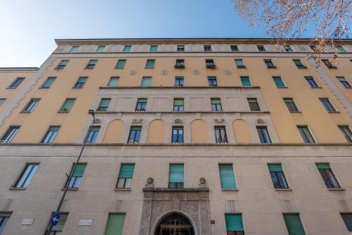 Modern Apt for 4 in Historical Building - Duomo View