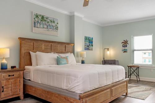 sypialnia z dużym łóżkiem z drewnianym zagłówkiem w obiekcie Paradise Shores 305 by Pristine Properties Vacation Rentals w mieście Mexico Beach