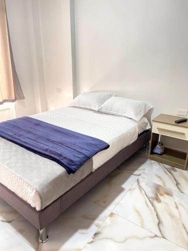 a bedroom with a bed and a table at Casa Eterno Sol B&B in Catamayo