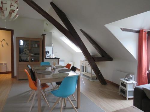 une salle à manger et un salon avec une table et des chaises dans l'établissement Charmant appartement limeray, à Limeray