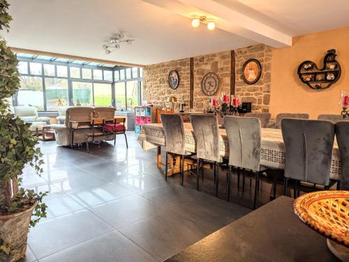 une salle à manger avec une table et des chaises dans l'établissement L'Etable, à Saint-Rémy-du-Plein