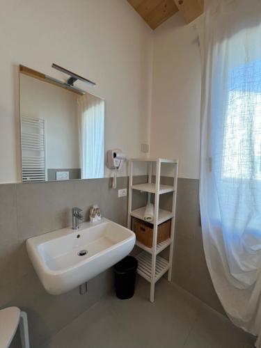 un bagno con lavandino e specchio di Residence Duomo a Castelfranco Veneto