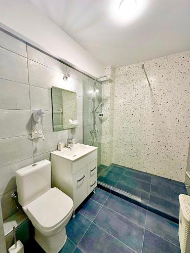 a bathroom with a toilet and a sink and a shower at Mamaia-Nord Boutique Apartments in Mamaia Sat/Năvodari