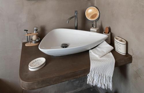 a white sink on a counter in a bathroom at Lo Stazzo Multa Bianca Relax Assoluto nella Natura in Pedrumalu