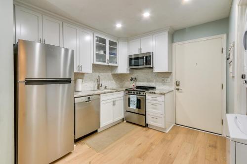 Walk to Beach: Hilton Head Condo w/ Pool Access photo 16