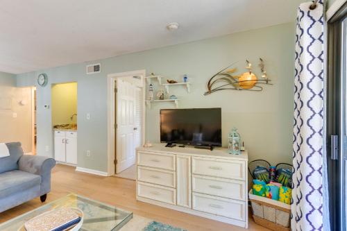 Walk to Beach: Hilton Head Condo w/ Pool Access photo 13