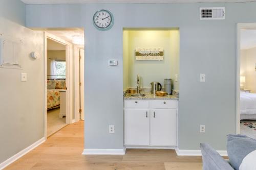 Walk to Beach: Hilton Head Condo w/ Pool Access photo 19