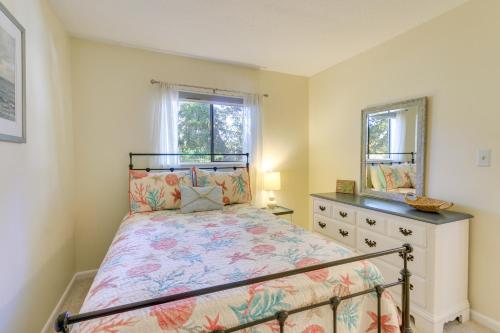 Walk to Beach: Hilton Head Condo w/ Pool Access photo 3