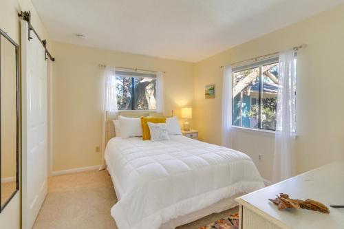 Walk to Beach: Hilton Head Condo w/ Pool Access photo 9