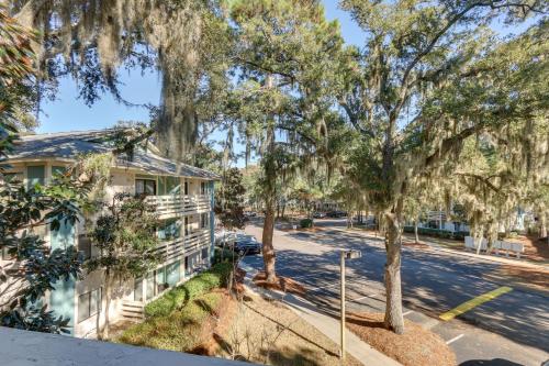Walk to Beach: Hilton Head Condo w/ Pool Access photo 8