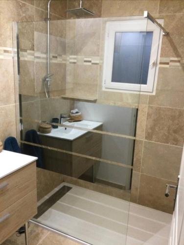 une salle de bain avec une douche en verre avec un lavabo dans l'établissement Villa méditerranéenne saint Maximin la sainte baume, à Saint-Maximin-la-Sainte-Baume