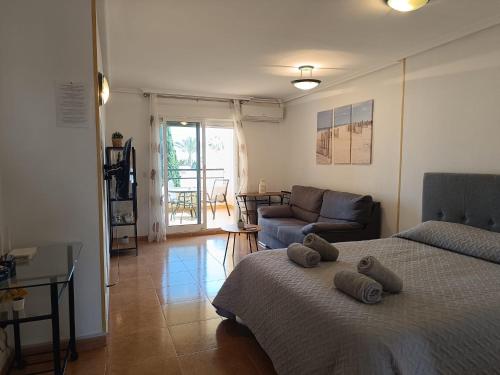 A bed or beds in a room at Bahía de Vera Estudio