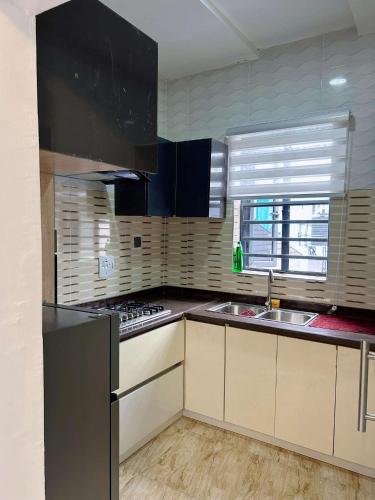 O bucătărie sau chicinetă la Zee Apartment