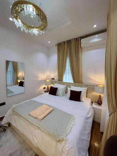 Un pat sau paturi într-o cameră la Zee Apartment