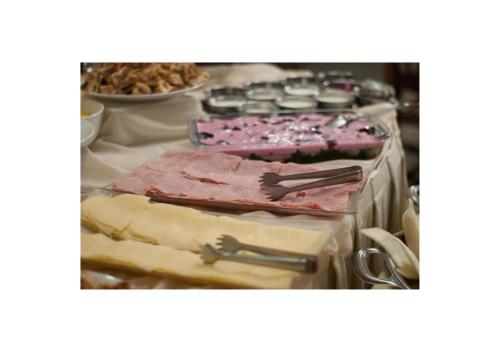 a table topped with lots of different types of cheese at Mariano Palace Hotel in Campinas