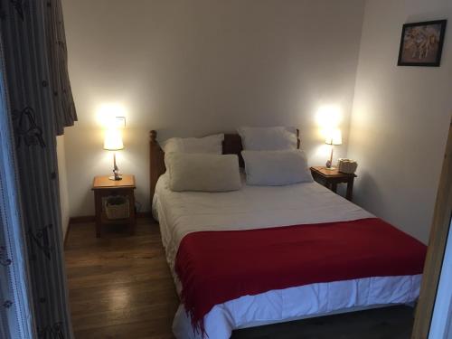 a bedroom with a large bed with two lamps at Les orres 1800 appartement 4 personnes au pied des pistes in Les Orres