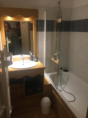 une salle de bain avec un lavabo, une douche et une baignoire dans l'établissement Les orres 1800 appartement 4 personnes au pied des pistes, aux Orres