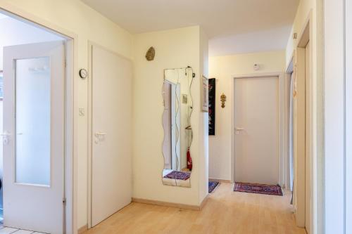 Cette chambre comprend un miroir mural. dans l'établissement L' Appart BELLE VUE GARE ET CENTRE 10 mn à pied GARAGE GRATUIT, à Colmar