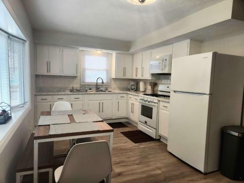 Modern and Cozy Space Near Columbus Attractionsにあるキッチンまたは簡易キッチン