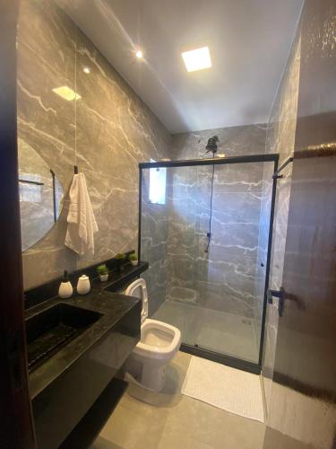 ViVale suítes في أرايال دو كابو: حمام مع مرحاض ودش زجاجي