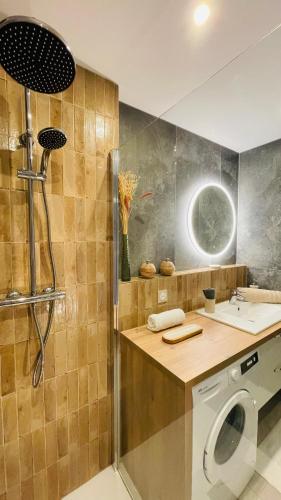 une salle de bain avec une douche, des toilettes et un lavabo dans l'établissement Le Week Riviera - Spacieux 3 étoiles-Coeur de Cannes - Palais des Festivals- Terrasse - Clim- Garage, à Cannes